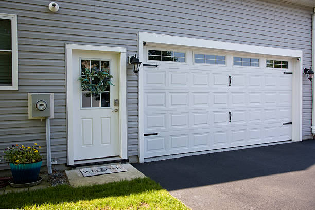 24/7 Emergency Garage Door Panel Replacement experts in Siesta Shores, TX